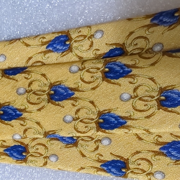 Van Heusen Silk Tie Gold and Blue Size 3 3/4" x 58" - Picture 5 of 5